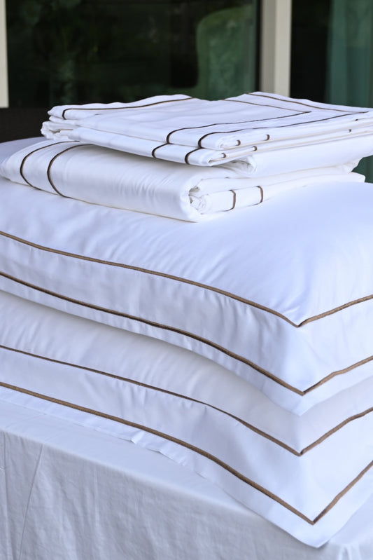 Shaewe Bedsheet is made from a supremely high-quality 300 thread count Egyptian cotton sateen, our lovely design feels exquisitely smooth and silky against skin, making it a true luxury to sleep beneath. Featuring a smart cord trim along the Oxford borders, it drapes.