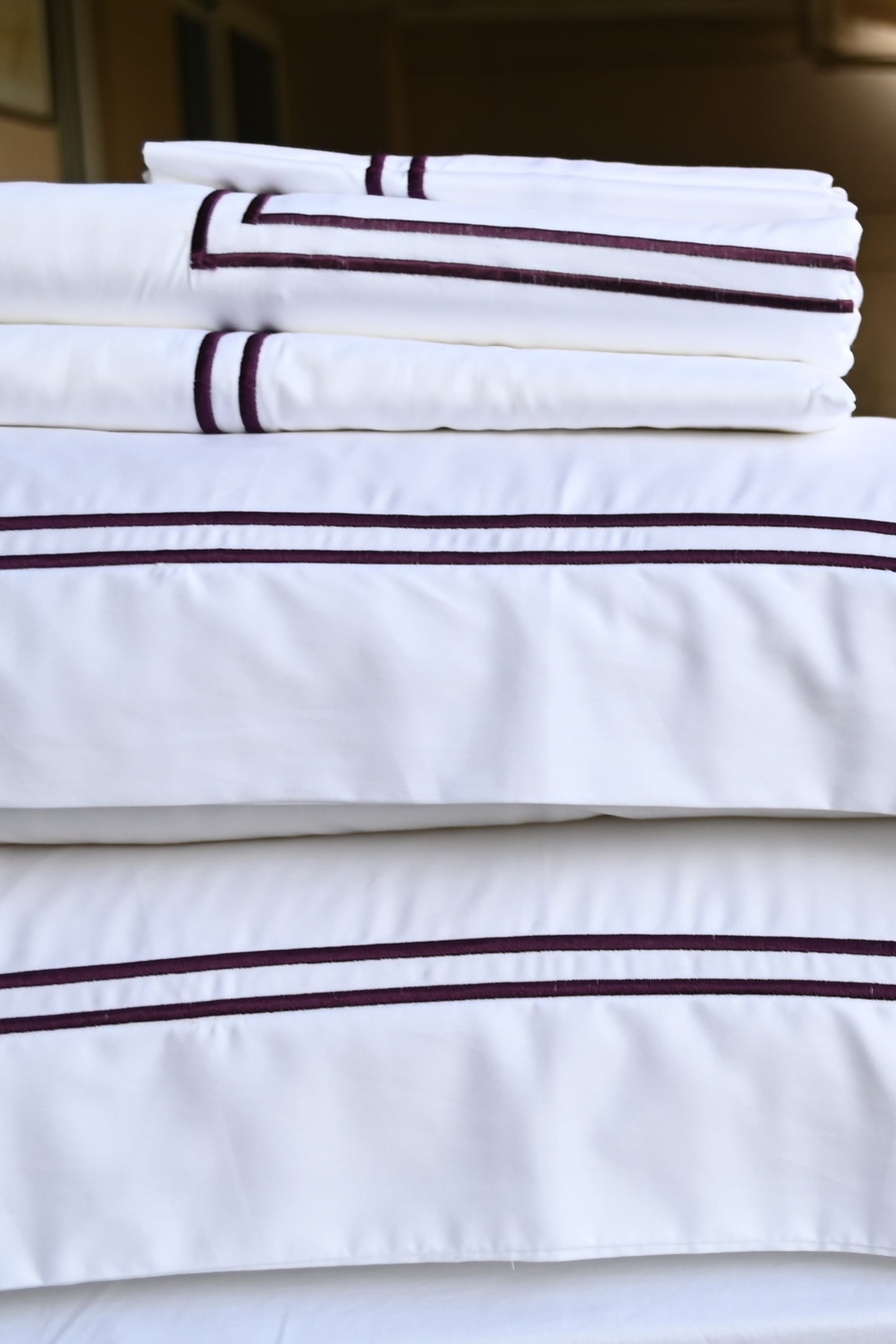 This Shaewe Bedsheet is made from supremely high quality Egyptian cotton sateen, and finished with a smart double row of fine embroidery. With an elegant matte sheen, it looks as luxurious as it feels.