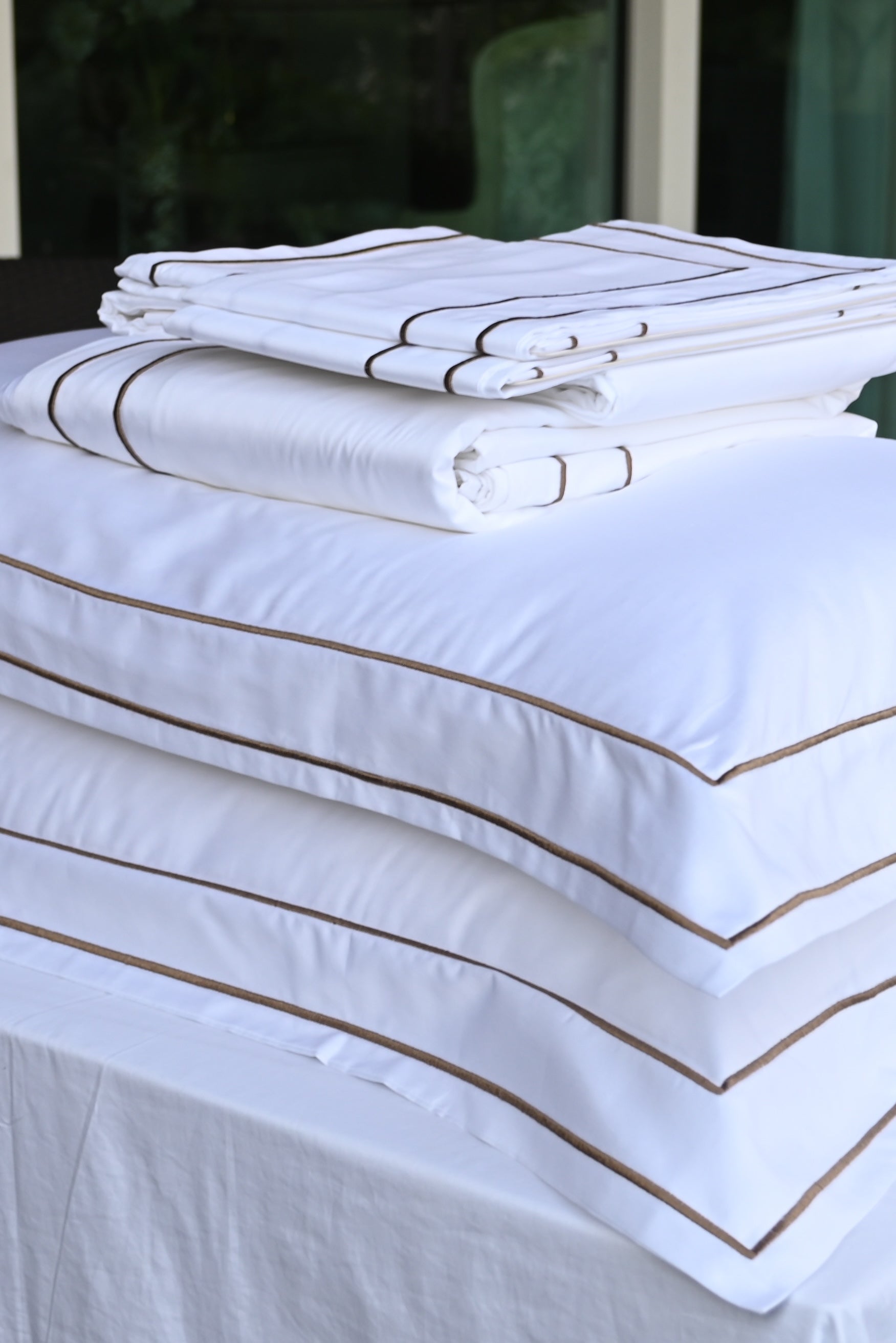 Shaewe Bedsheet is made from a supremely high-quality 300 thread count Egyptian cotton sateen, our lovely design feels exquisitely smooth and silky against skin, making it a true luxury to sleep beneath. Featuring a smart cord trim along the Oxford borders, it drapes.