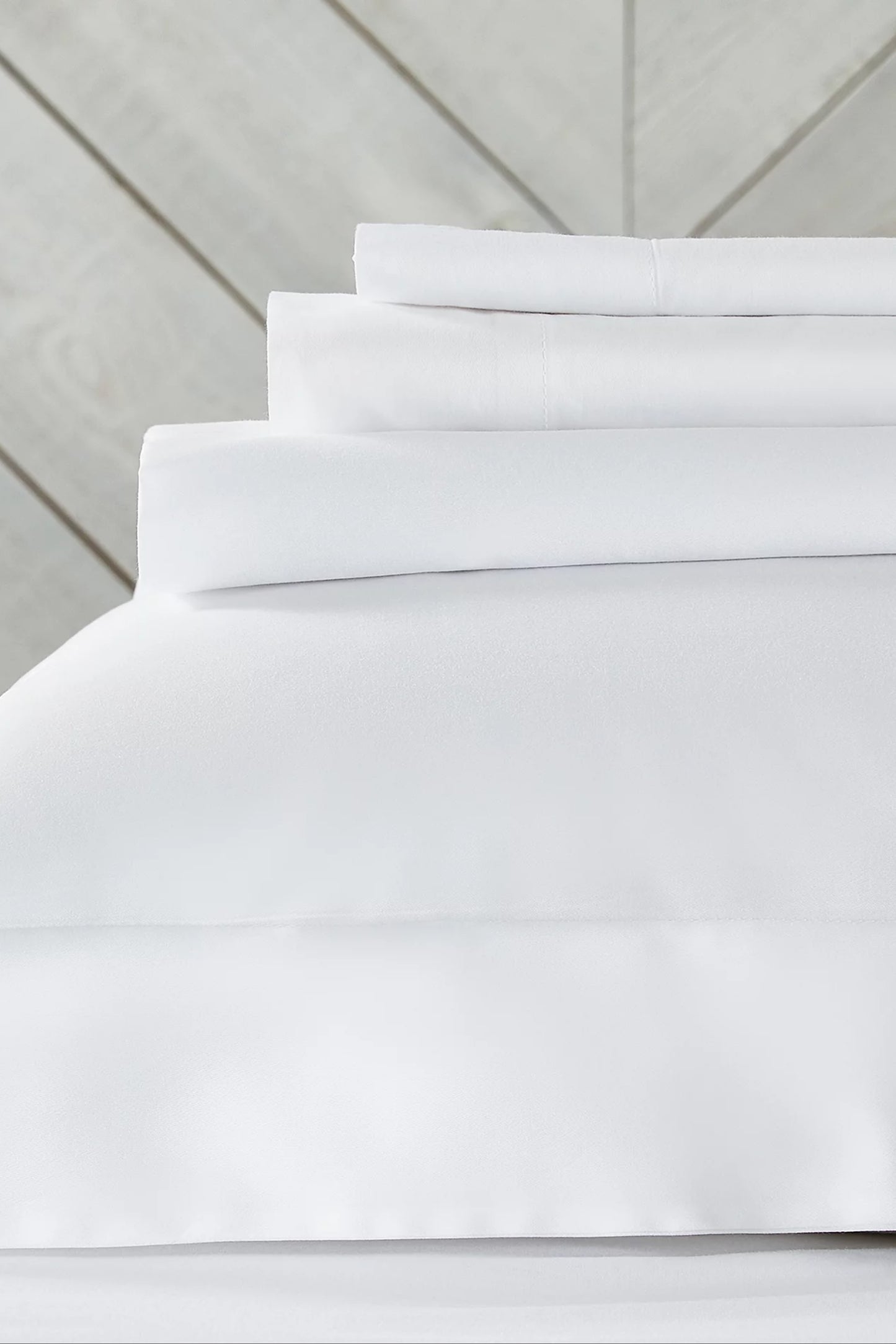 Shaewe Bedsheet is made from a supremely high quality 300 thread count long staple cotton percale, this perfectly plain bed linen feels exquisitely smooth and silky to sleep beneath. With an elegant sheen, it drapes beautifully on the bed.